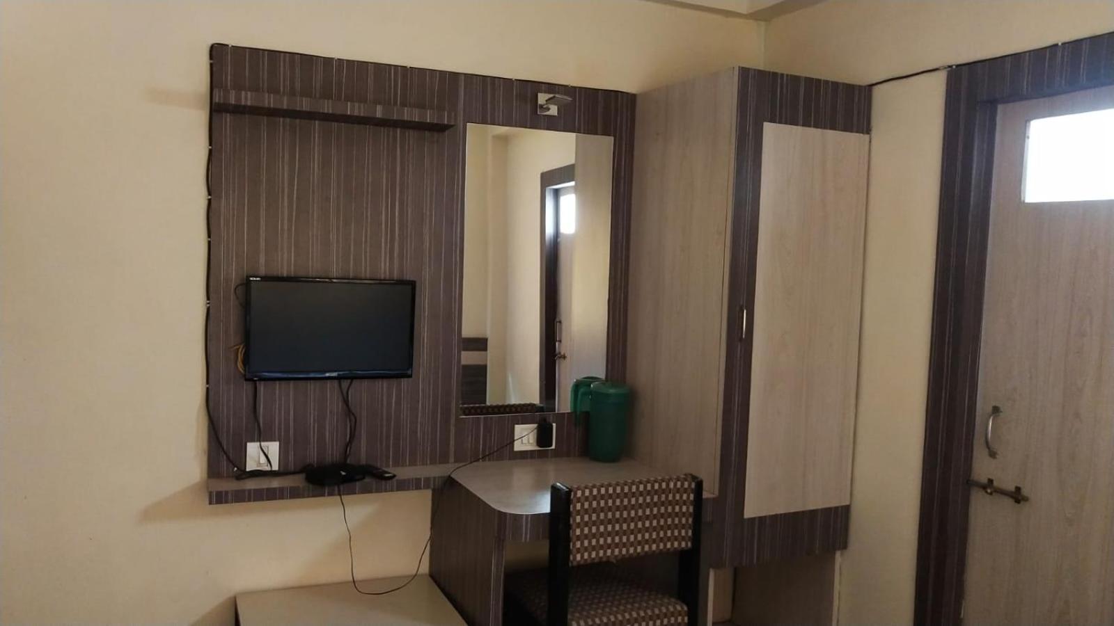 Hotel Vaishali Nászik Kültér fotó