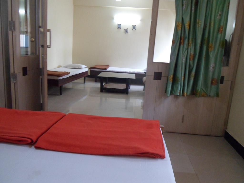 Hotel Vaishali Nászik Kültér fotó